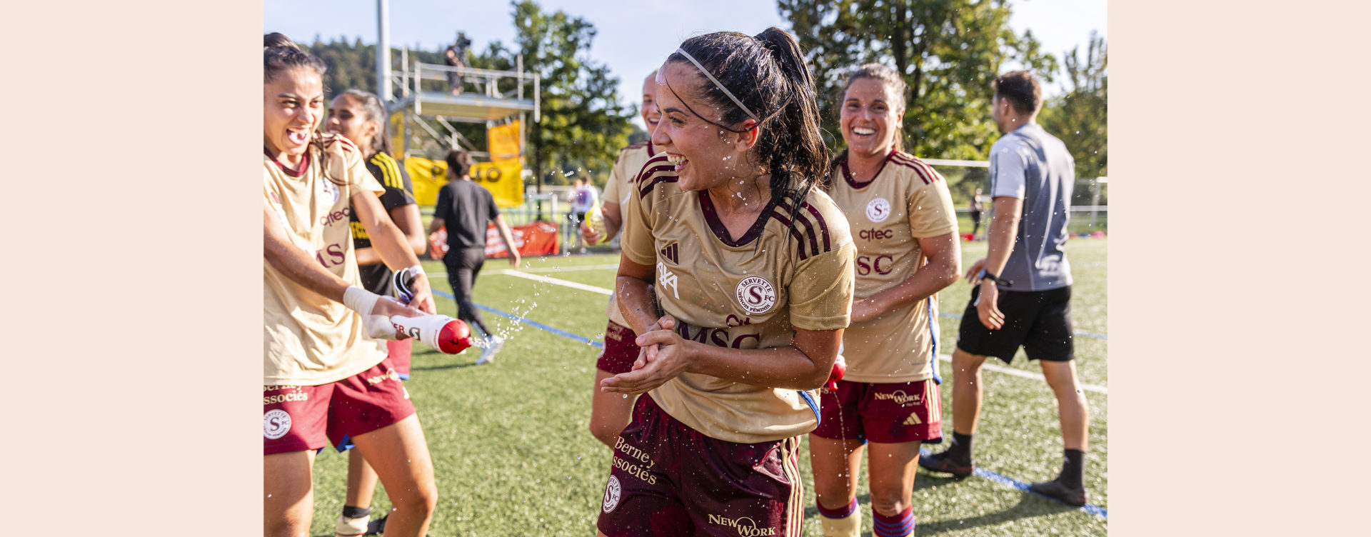 New Work sponsorise le FC Servette féminin. Le logo est placé sur le short des joueuses
